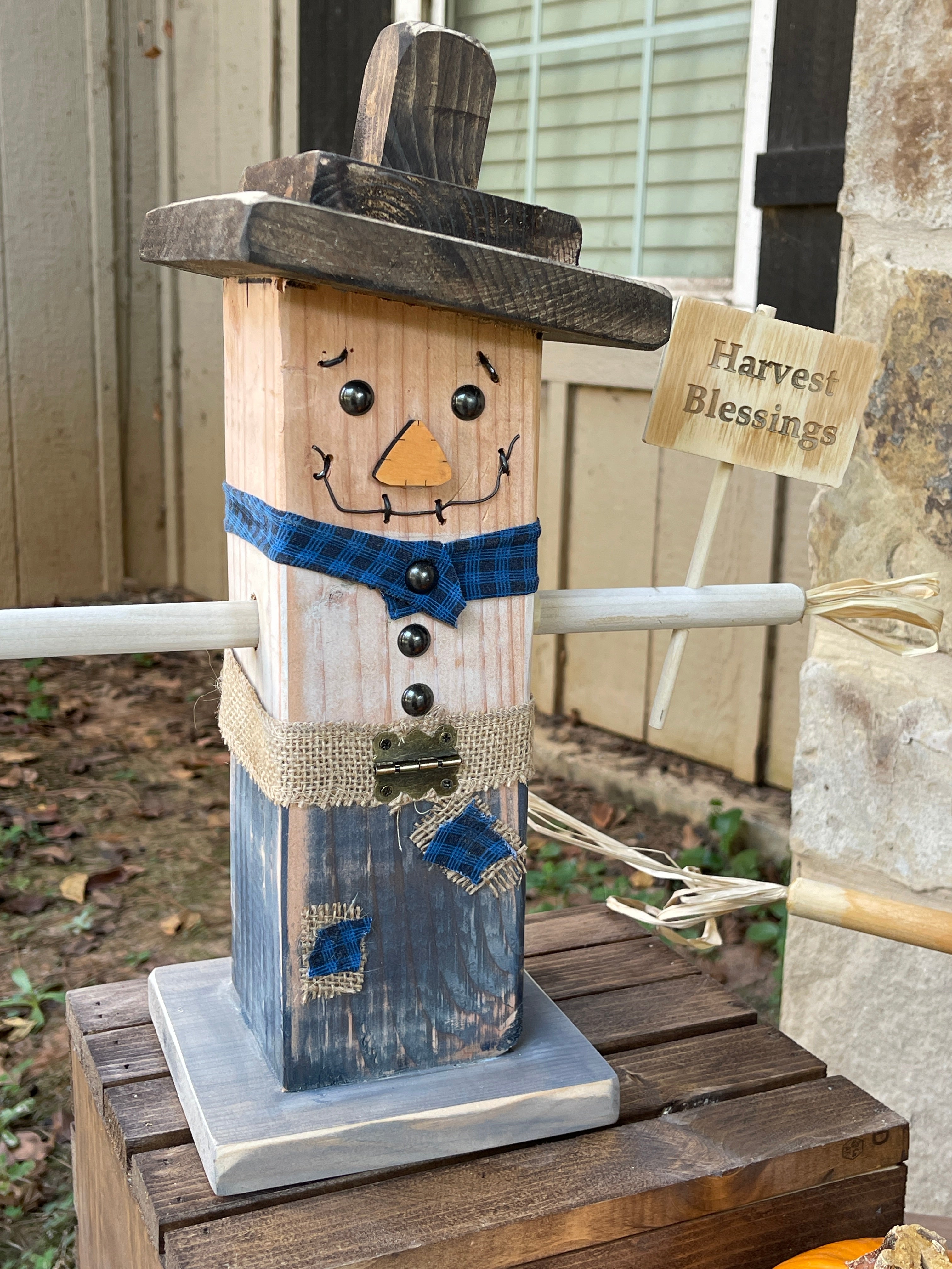 Handmade fall decoration – wooden scarecrow from downloadable woodworking plans
