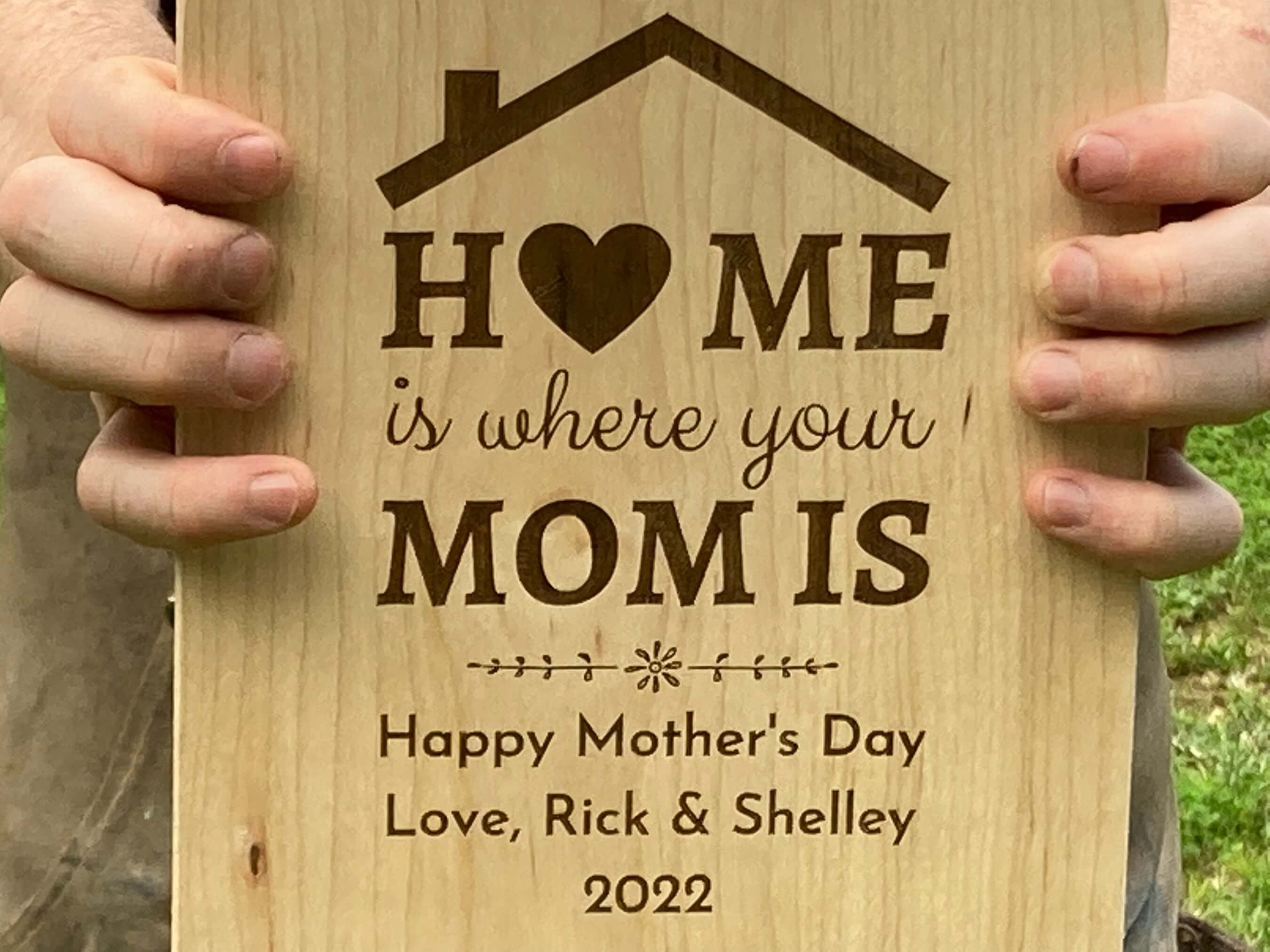MOTHER'S DAY PERSONALIZED gift,Mom's custom cutting board